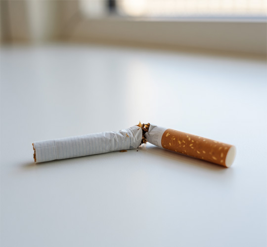 Сломанная сигарета на столе